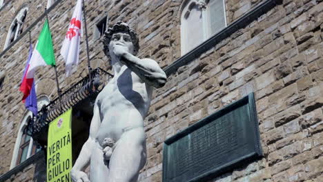 Statue-of-David-by-Michelangelo-Outside-Palazzo-Vecchio-On-Piazza-Della-Signoria,-Florence