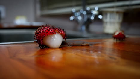 El-Lagarto-Camina-Arrastrándose-Hasta-El-Rambután-Pelado-Comiendo-Fruta-En-La-Cocina