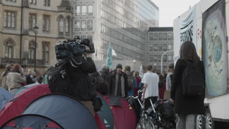 Un-Camarógrafo-Y-Reportero-Preparándose-En-Una-Manifestación-De-Rebelión-De-Extinción-En-Victoria-Street-En-Westminster