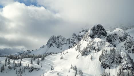 Atemberaubende-Schneebedeckte-Berggipfel-Mit-Schneebedeckten-Bäumen