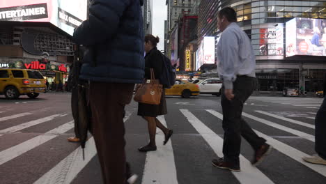 Menschen-Gehen-Auf-Einem-Zebrastreifen-Am-Times-Square
