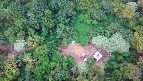 Luftaufnahme-Eines-Selbstgebauten-Hausbesetzers,-Umgeben-Von-Büschen-Auf-Der-Klippe-In-Durban,-Südafrika