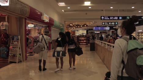 Mädchen-Am-Internationalen-Flughafen-Von-Cancun-Mit-Einem-Koffer