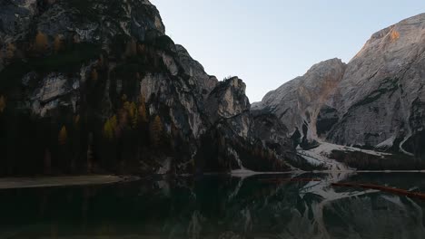 Vista-Panorámica-Del-Lago-Braies-Al-Amanecer-En-Italia