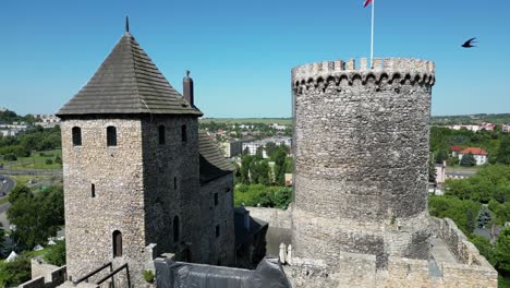 Mittelalterliche-Burg-Bedzin-Mit-Turm,-Mauern-Und-Innenhof-An-Einem-Schönen-Sommertag,-Umgeben-Von-üppigem-Grün,-Gras-Und-Bäumen-Unter-Einem-Klaren-Blauen-Himmel