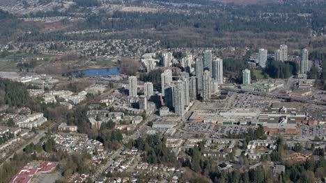 Edificios-De-Gran-Altura-En-El-Centro-Urbano-De-Coquitlam-En-Un-Día-Soleado-Aéreo