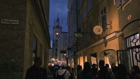 Salzburgo,-Austria-–-11-De-Octubre-De-2019:-Calle-Comercial-Por-La-Noche-Con-Multitud-De-Personas-En-Salzburgo