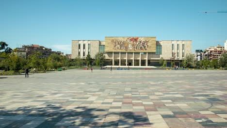 Vista-Hiperlapse-De-La-Plaza-En-Albania,-El-Museo-Y-El-Centro.