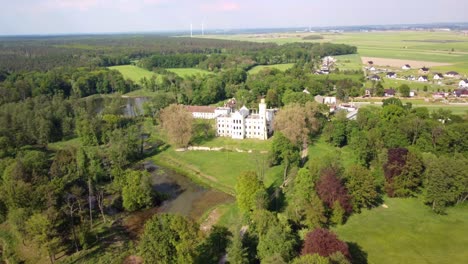 Schloss-Dobra-In-Malerischer-Naturparklandschaft-In-Der-Nähe-Eines-Ländlichen-Dorfes-In-Der-Woiwodschaft-Oppeln,-Polen