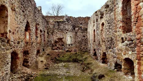 Toma-Reveladora-Dentro-De-Las-Ruinas-Del-Antiguo-Castillo-De-Letonia,-El-Fuerte-De-Piedra-De-Ruana-Del-Norte-De-Europa.