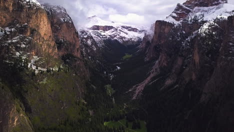 Vuelo-A-Través-De-Un-Cañón-En-Los-Alpes-Italianos-Cubiertos-De-Nieve-Temprano-En-La-Mañana