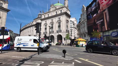 Street-view-of-Piccadilly-Circus-on-a-sunny-day-in-London,-England