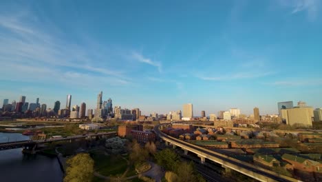 Luftaufnahmen-Von-Der-Skyline-Von-Chicagos-Chinatown-Mit-Fluss,-Brücke-Und-Wolkenkratzern-Während-Der-Goldenen-Stunde