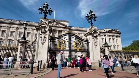 Touristen-Gesehen,-Wie-Sie-An-Einem-Sonnigen-Morgen-In-London-Vor-Den-Schmiedeeisernen-Toren-Des-Buckingham-Palace-Fotos-Machten