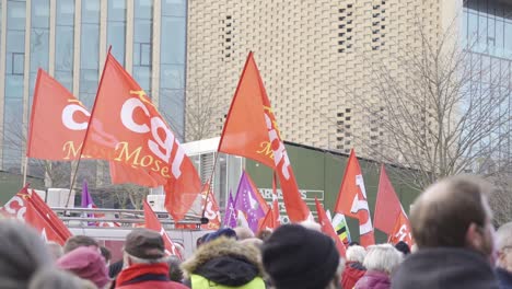 La-Gente-Está-Esperando-Cuando-Comenzará-La-Manifestación-Contra-Una-Nueva-Ley-Francesa-Que-Restringiría-El-Intercambio-De-Imágenes-De-La-Policía.