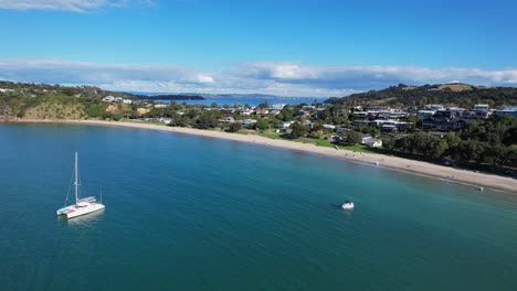 Tranquil-Scenery-At-Big-Oneroa-Beach-In-Auckland,-New-Zealand---Aerial-Drone-Shot
