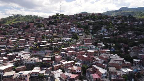 Vibrante-Comunidad-En-La-Ladera-De-La-Comuna-13,-Medellín,-Extendida-Bajo-Un-Cielo-Dinámico