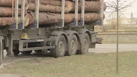 Lastwagen-Mit-Holzeinschlag-In-Der-Industrie-–-Stockvideos