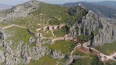 Roca-Monolítica-Y-Puertas-Amuralladas-De-Acrocorinto-En-Corinto,-Grecia