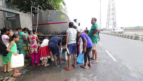 Einheimische-Füllen-Trinkwasser-Während-Der-Wasserkrise-In-Neu-Delhi,-Indien