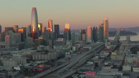 San-Francisco-Historisches-Coca-Cola-Schild-Von-Der-Skyline-Aus-Vergrößert