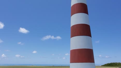 Faro-De-La-Torre-Cerca-De-La-Isla-Cayo-De-Agua,-Inclinado-Hacia-Abajo-Desde-Arriba-Hasta-Abajo