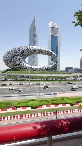 Una-Vista-Impresionante-Del-Museo-Del-Futuro-De-Dubai,-Con-La-Calle-Sheikh-Zayed-Y-El-Bullicioso-Tráfico-De-La-Ciudad.