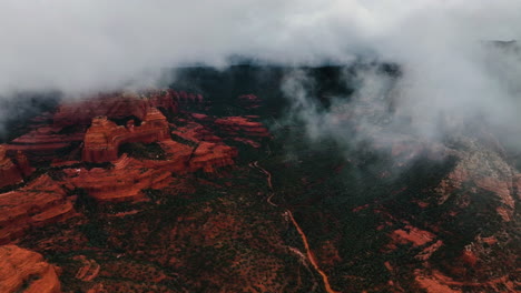 Nebel-über-Dem-Red-Rock-State-Park-Bei-Sonnenaufgang-In-Sedona,-Arizona,-USA