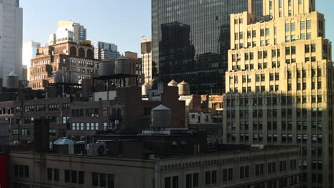 Zeitraffer-Der-Sich-Bewegenden-Schatten-Beim-Sonnenaufgang-In-Midtown-Manhattan