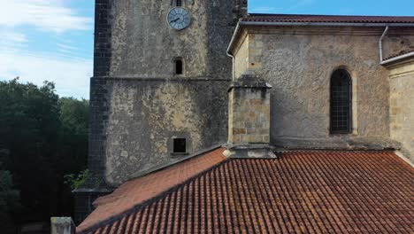 Flug-In-Der-Kirche-San-Vicente-Aus-Dem-16.-17.-Jahrhundert.-Sehen-Sie-Sich-Den-Bogentunnel-An,-Der-Durch-Den-Glockenturm-Mit-Seinen-Glocken-Führt,-Und-Entdecken-Sie-Die-Berge-Und-Die-Ländliche-Umgebung-Im-Hintergrund.