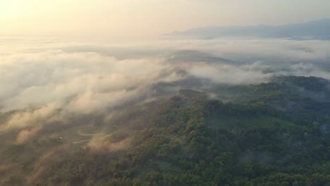 Luftaufnahme-Einer-Tropischen-Ländlichen-Landschaft,-Die-Morgens-Von-Nebel-Umhüllt-Ist