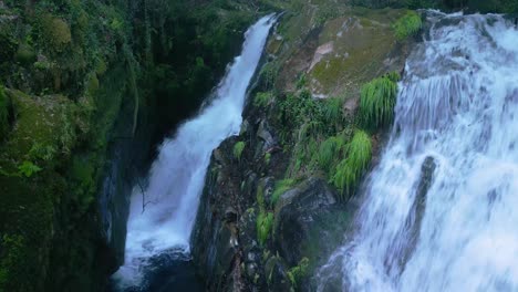 Cascadas-Espumosas-De-La-Cascada-De-Santa-Leocadia-En-Mazaricos,-Galicia-España