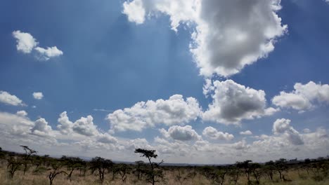 Ein-Panorama-Großer-Weißer-Wolken-über-Einem-Klaren-Blauen-Himmel