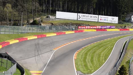 Práctica-Del-Día-De-La-Carrera-En-Spa-Francorchamps-Con-Cartelera-Y-Nombre-Al-Fondo,-Tiro-Cerrado