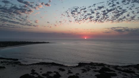 Vista-Aérea-Sobre-La-Bahía-Turquesa-En-Australia,-Puesta-De-Sol-épica-Y-Hermoso-Océano