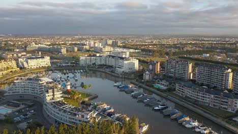 Geschlossene-Stadtanlage-Mit-Hafen-Im-Inneren,-Luftaufnahme-Einer-Drohne,-Herauszoomen