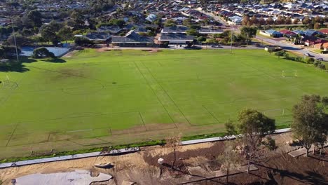 Órbita-Aérea-Que-Revela-Campos-De-Fútbol-En-Un-Día-Soleado,-Riverlinks-Park-Clarkson