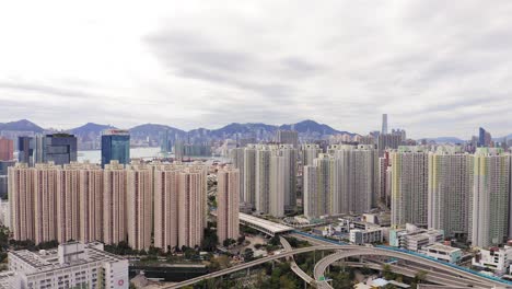 Luftaufnahme-Von-Wohngebäuden-In-Hongkong-Mit-Victoria-Harbour-Am-Horizont