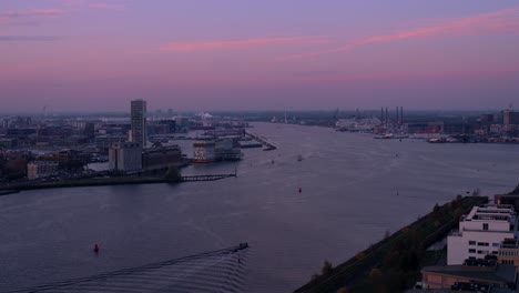 Conducción-En-Barco-Por-El-Río-Ámsterdam-IJ-Mirando-Al-Oeste-Durante-El-Anochecer