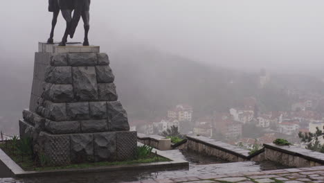 Imágenes-En-4k-De-Un-Monumento-En-La-Cima-De-La-Montaña-Stara-Planina-En-Vratsa,-Bulgaria,-Mientras-Una-Profunda-Niebla-Cubre-La-Ciudad