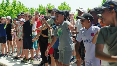 Zeitlupenaufnahme-Einer-Gruppe-Tanzender-Schulkinder-Bei-Einer-Sportveranstaltung