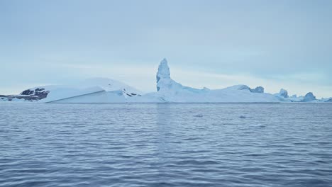 Erstaunliche-Formen-Großer-Blauer-Eisberge,-Meereslandschaft-Der-Antarktis-Mit-Riesigen,-Bizarren,-Wunderschönen-Eisbergen,-Die-In-Einer-Kalten-Winterszene-Im-Meerwasser-Schwimmen,-Erstaunliche-Natur-In-Dramatischer-Landschaft
