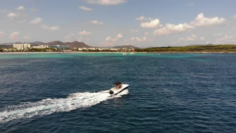 Tracking-Antenne-Folgt-Motorboot-Im-Klaren-Wasser-Vor-Dem-Strand-Von-Mallorca