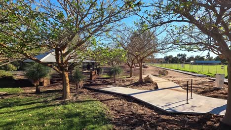 Vista-De-Los-Daños-Por-Inundaciones-En-La-Reurbanización-Del-Parque-Local,-Riverlinks-Park,-Abril-De-2024---Clarkson-Perth