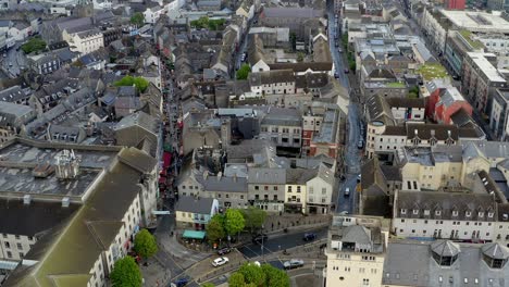 Toma-Aérea-Estática-Del-Centro-De-La-Ciudad-De-Galway-Con-Una-Calle-Comercial.