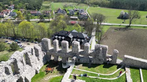 Mittelalterliche-Burgmauern-Mit-Innenhof-An-Einem-Schönen-Sommertag,-Umgeben-Von-üppigem-Grün,-Gras-Und-Bäumen