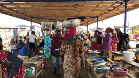 Kamera-Mit-Fokus-Auf-Den-Lokalen-Markt-Von-Tema,-Wo-Händler-Verschiedene-Fischsorten-Auf-Einem-Tisch-Verkaufen