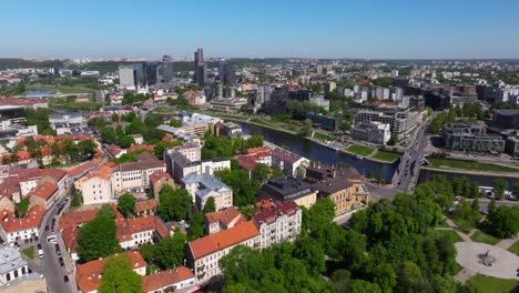 Vista-Aérea-Panorámica-Sobre-Vilna,-Lituania,-Hacia-El-Horizonte-Moderno.