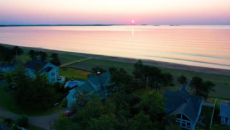 Wunderschöne-Strandhäuser-Und-Sonnenuntergang-über-Ferienhäusern-In-Maine-Und-Farben,-Die-Sich-In-Den-Meereswellen-Entlang-Der-Atlantikküste-Von-Neuengland-Spiegeln