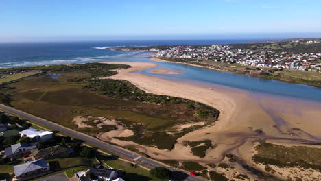 Vista-Aérea-Desde-La-Bahía-Al-Este-Sobre-El-Estuario-De-Goukou-En-El-Lado-Oeste,-Lugar-De-Vacaciones